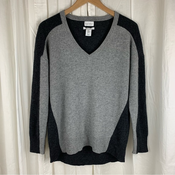 Nicole Miller Women’s Two Tone Charcoal & Gray‎ V-Neck Sweater Size XS - Picture 1 of 7